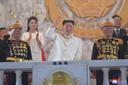 북한이 조선인민혁명군(항일유격대) 창건 90주년인 지난 25일 저녁 평양 김일성광장에서 열병식을 개최했다고 조선중앙통신이 26일 보도했다.      [평양 조선중앙통신=연합뉴스]